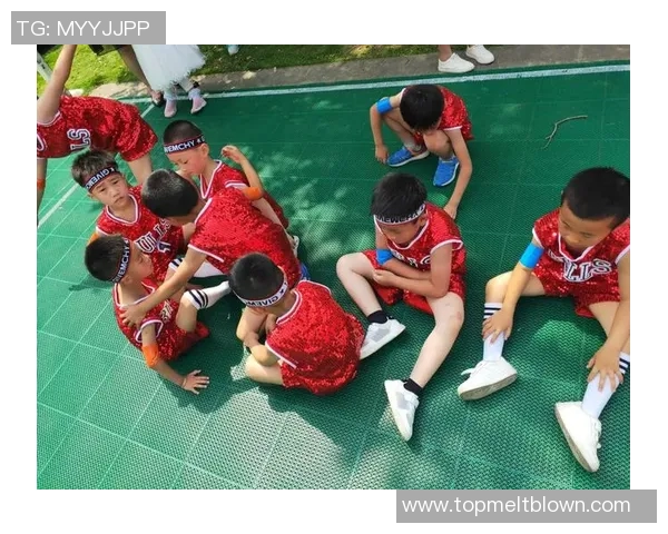 足球场上的小球星们展现非凡才华，未来之星的璀璨光芒逐渐崭露头角